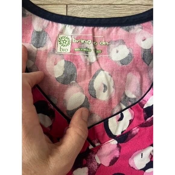Bring it On Colorful scrub top sz S pink white nursing top - Picture 5 of 5